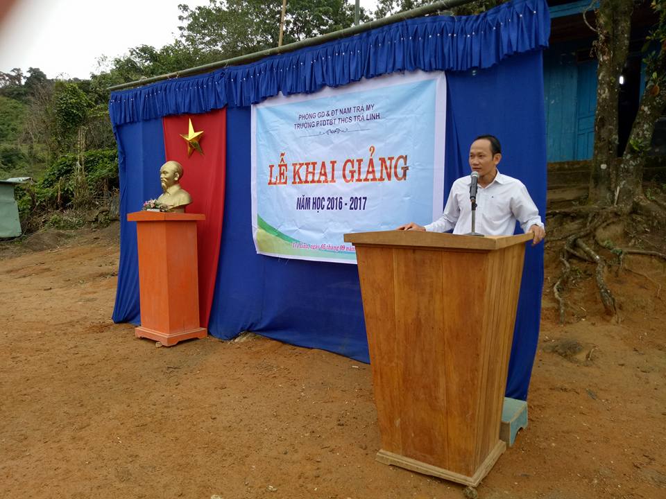 Ông: Ngô Tấn Lạc Huyện ủy viên- chánh văn phòng Huyện ủy phát biểu trong lễ khai giảng