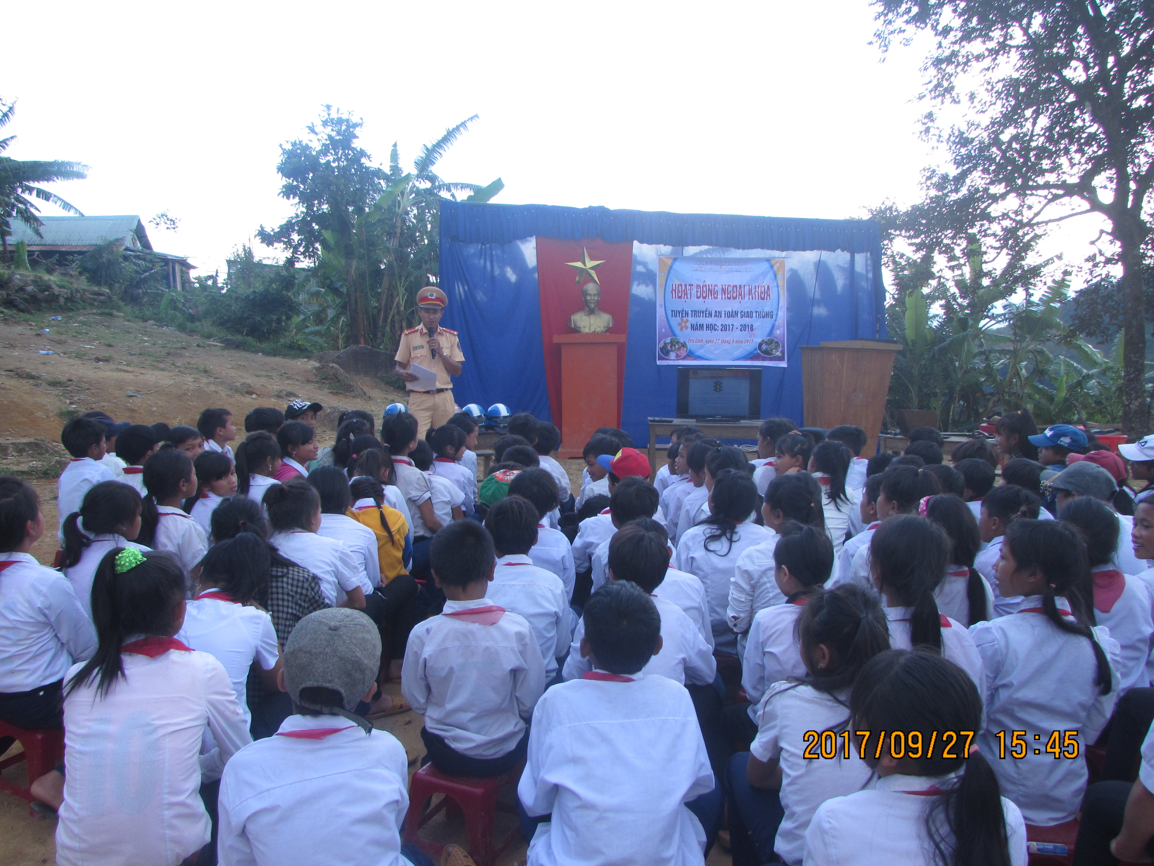 Toàn thể học sinh tham gia buổi ngoại khóa