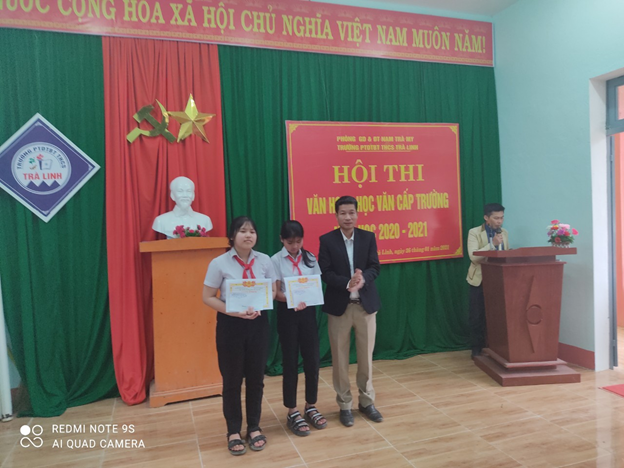Đại diện 2 đội thi nhận giải thưởng từ Ban tổ chức