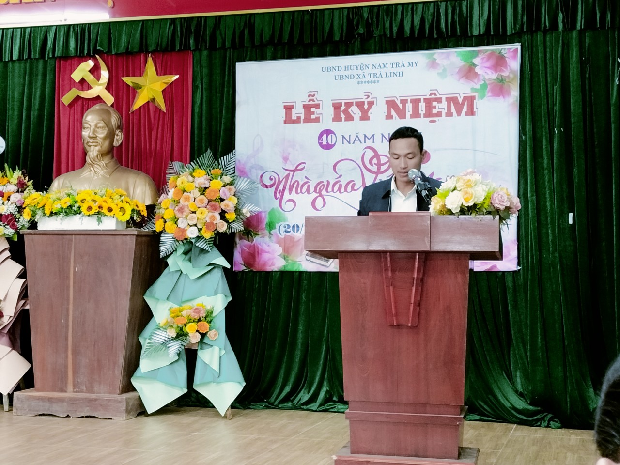 Đồng chí Hồ Văn Dang- Phó CT UBND xã thông qua Diễn Văn kỷ niệm 40 năm Ngày nhà giáo Việt Nam