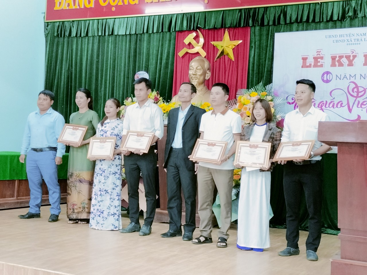 Tuyên dương khen thưởng các thầy cô hoàn thành xuất sắc nhiệm vụ.