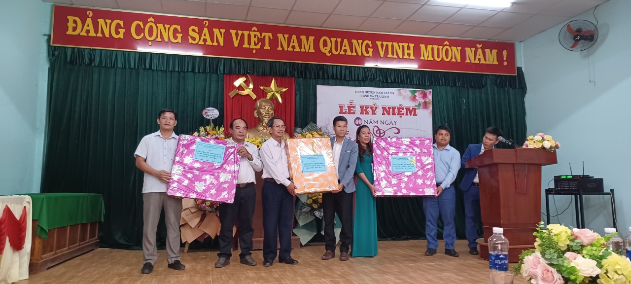 Lãnh đạo huyện, địa phương tặng hoa và quà cho các thầy cô giáo đang công tác
