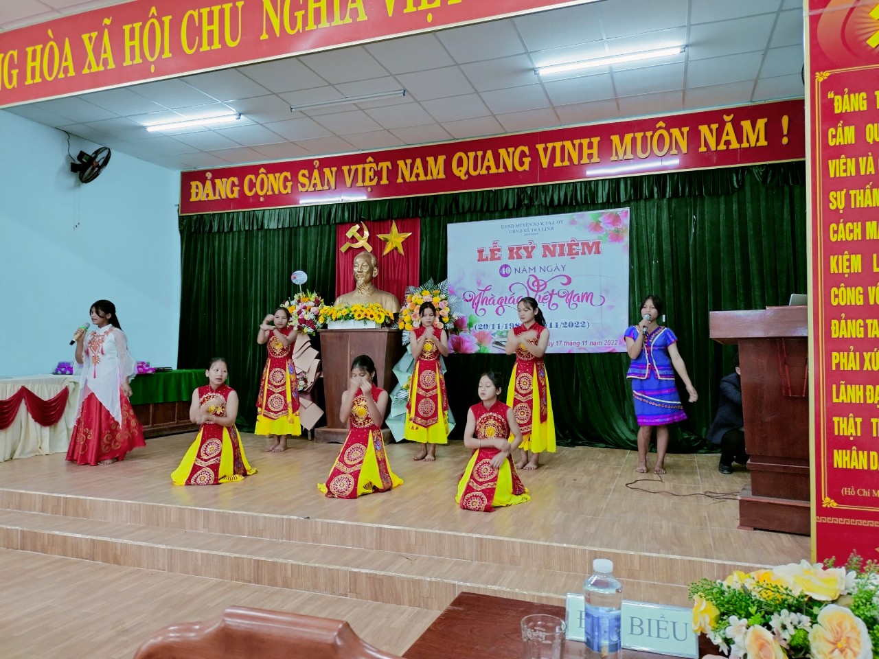 Tiết mục văn nghệ của các em trường PTDTBT THCS Trà Linh