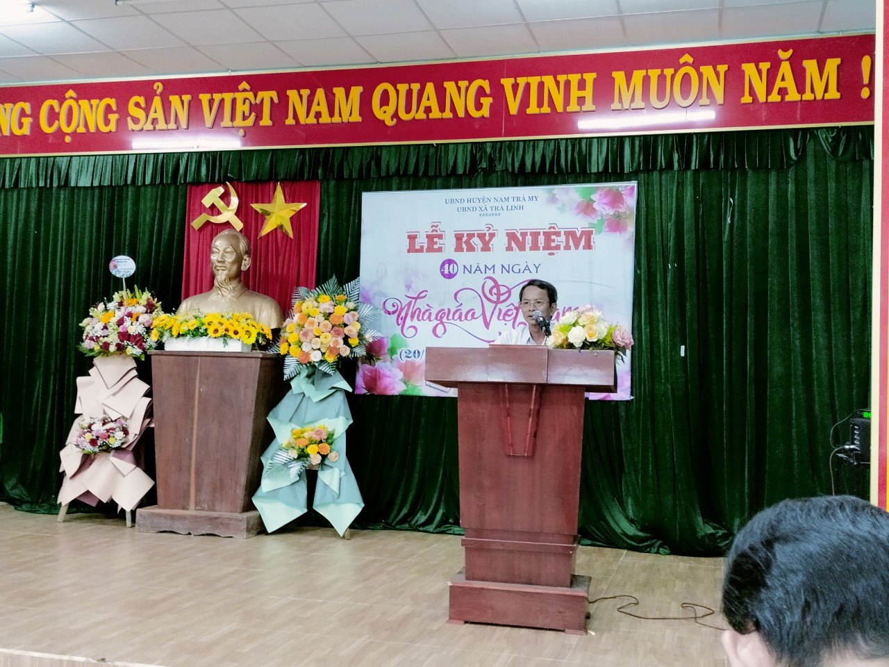Đ/c Nguyễn Hữu Nghĩa- UV Ban Thường vụ, chủ nhiệm Ủy ban Kiểm tra Đảng chúc mừng ngày Hiên chương nhà giáo.