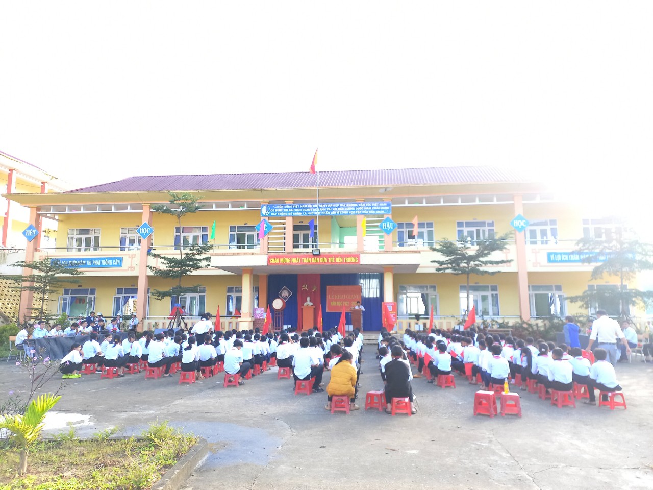 Toàn cảnh học sinh nhà trường tham dự lễ khai giảng