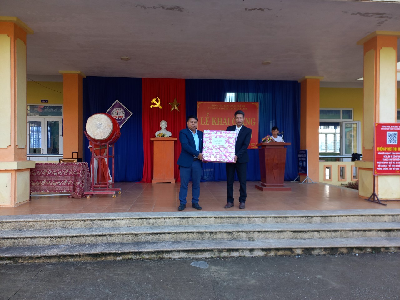 Ông: Hồ Văn Thể- Chủ tịch xã tặng quà nhân ngày khai giảng năm học mới