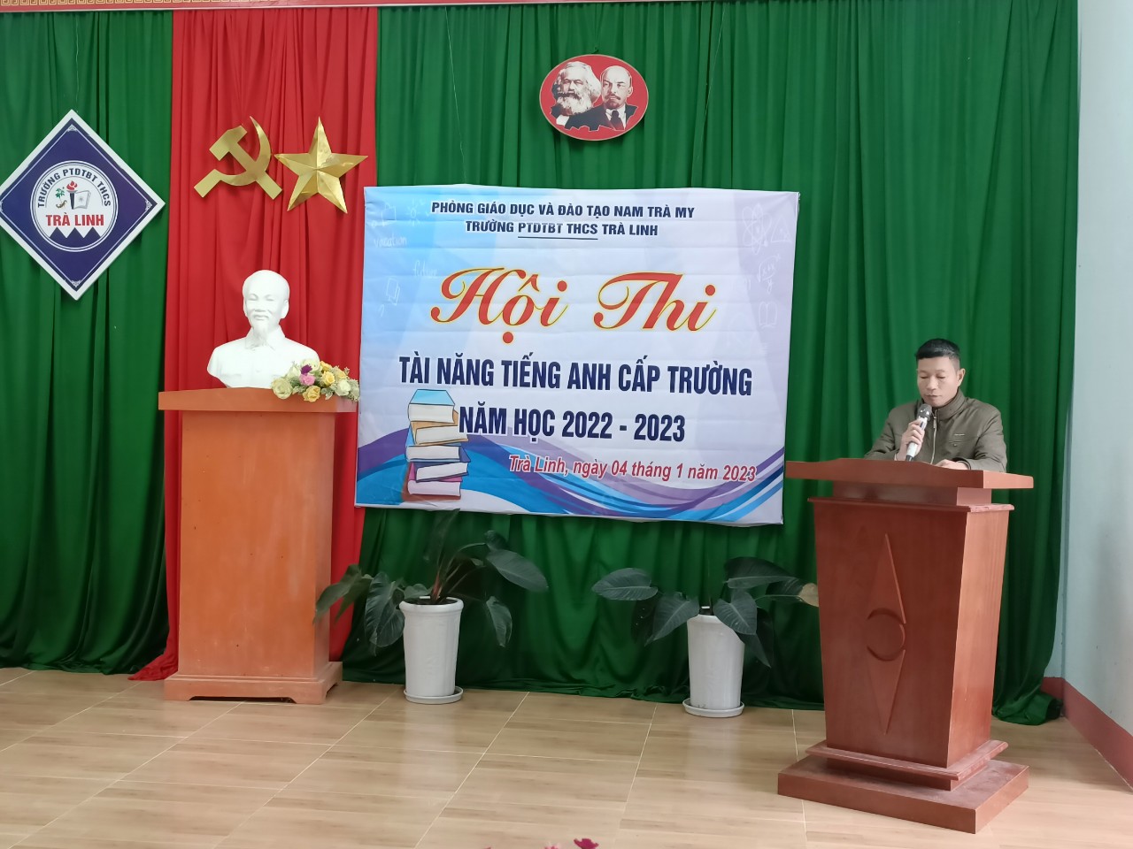 Thầy Nguyễn Thanh BTCB-HT nhà trường phát biểu khai mạc hội thi