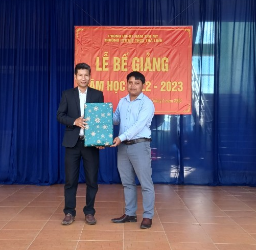 Đảng Uỷ, UBND xã Tặng quà bế giảng năm học