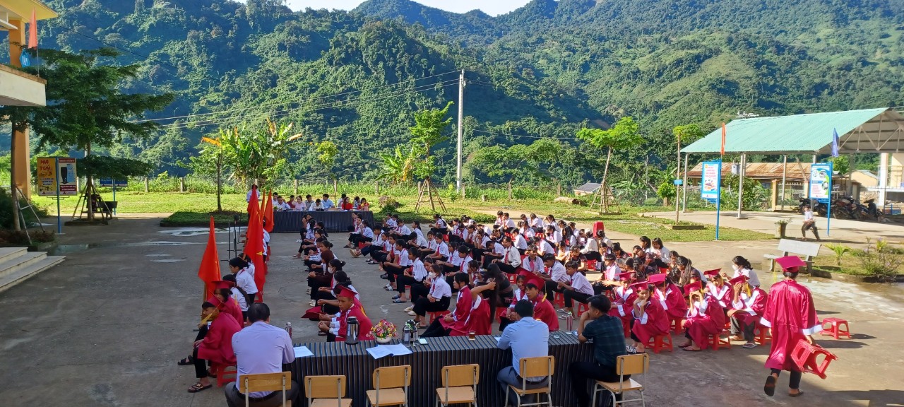 Toàn cảnh thầy và trò nhà trường trong lễ bế giảng