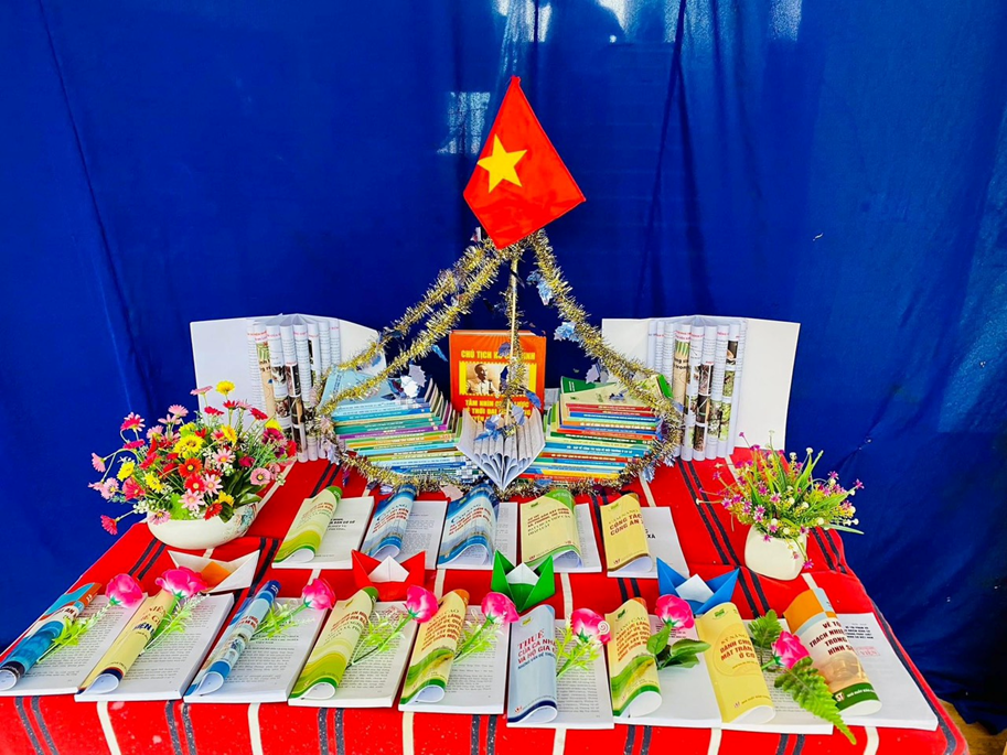 Hình ảnh hoạt động hoá trang nhân vật theo sách